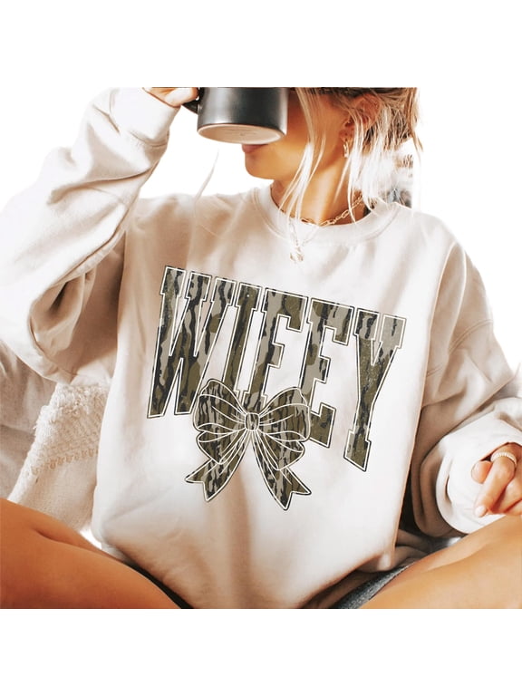 Camo Wifey Graphic Sweatshirt – Camouflage Bow Print Coquette Sweater for Brides & Wives, Casual Hunting Wife Pullover