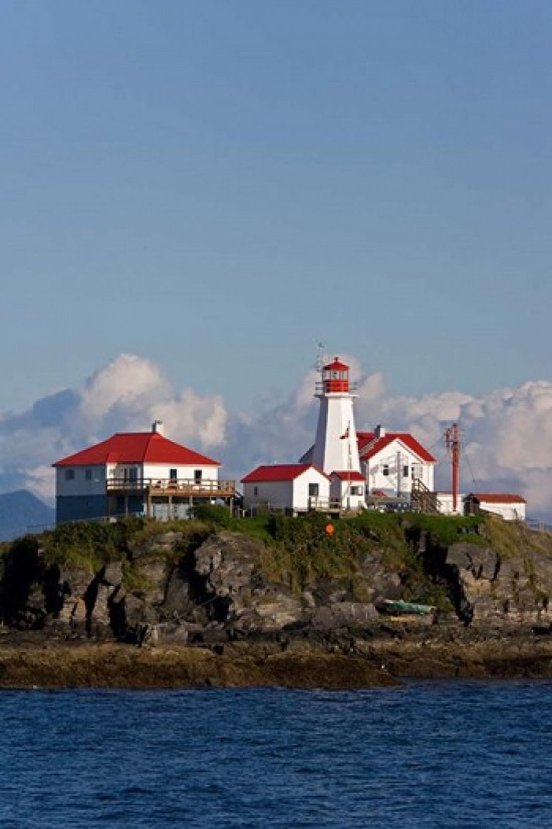 Canada British Columbia Green Island Lighthouse Canvas Art - Jaynes Gallery DanitaDelimont (17 x 26)