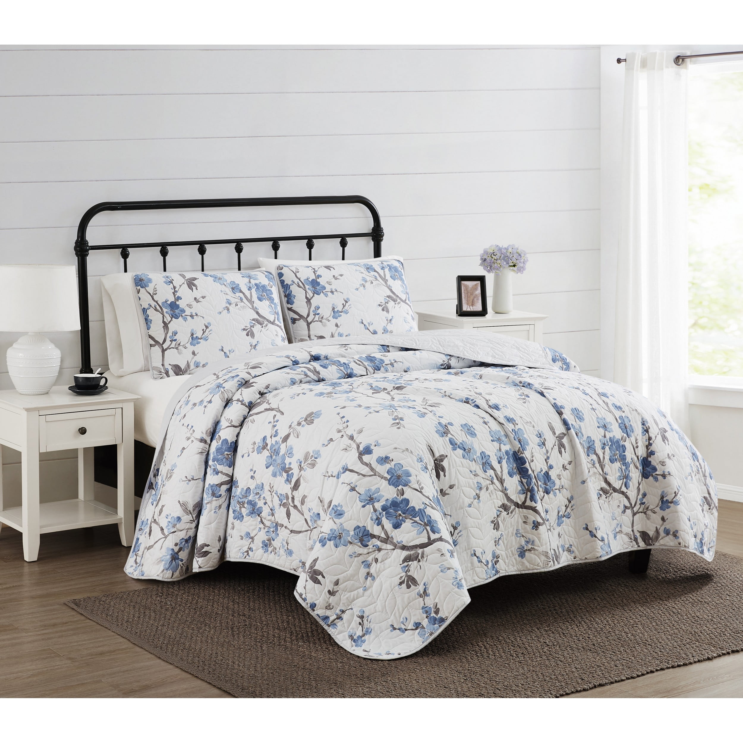 Kasumi White and Blue Floral Microfiber Full Quilt Set