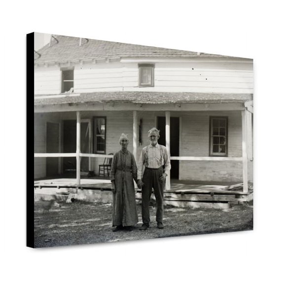 Canvas Print: Captain Tate And Wife Standing In Front Of The Kitty Hawk Post