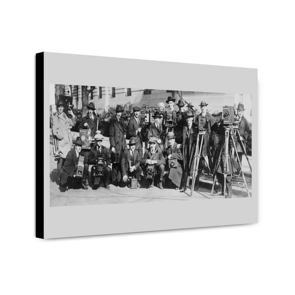 Canvas Print: Group Portrait Of Seventeen Members Of The White House News