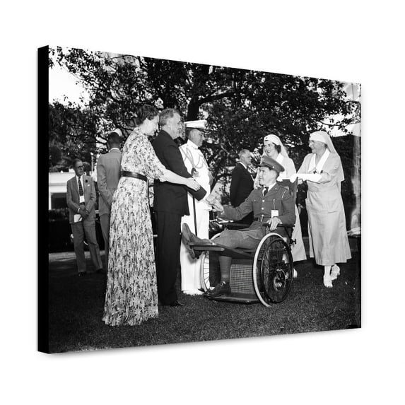 Canvas Print: President And Mrs. Roosevelt Entertain Disabled Veterans At Garden