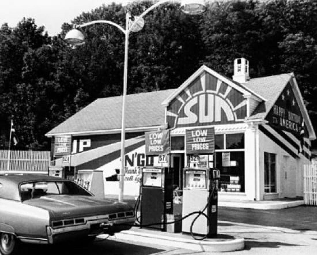Car at a gas station Canvas Art - (18 x 24)