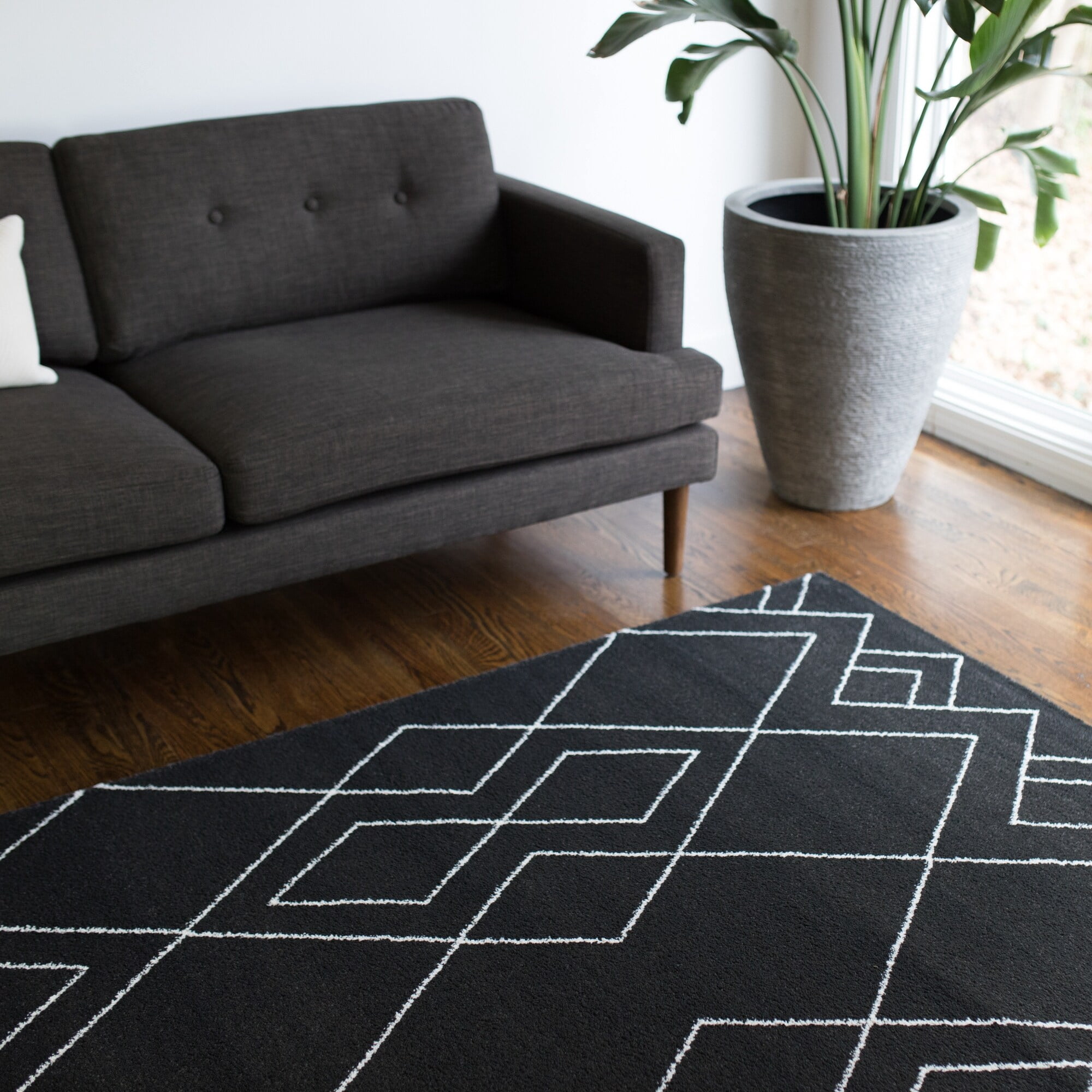 Carson Carrington Isgarde Diamond Area Rug Black 7'10