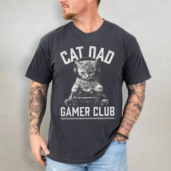 Cat Dad Gamer Club T-Shirt – Funny Cat Lover Graphic Tee with Headphone & Game Controller Design for Gaming Enthusiasts