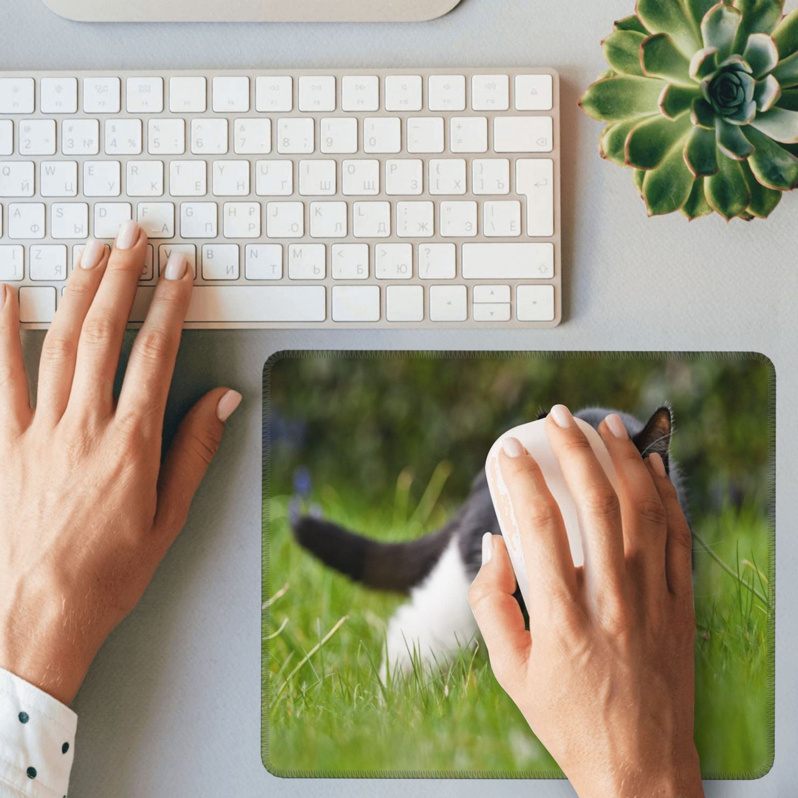 Cat Walking On The Grass Print Rubber Lock Edge Mouse pad, Office Desk