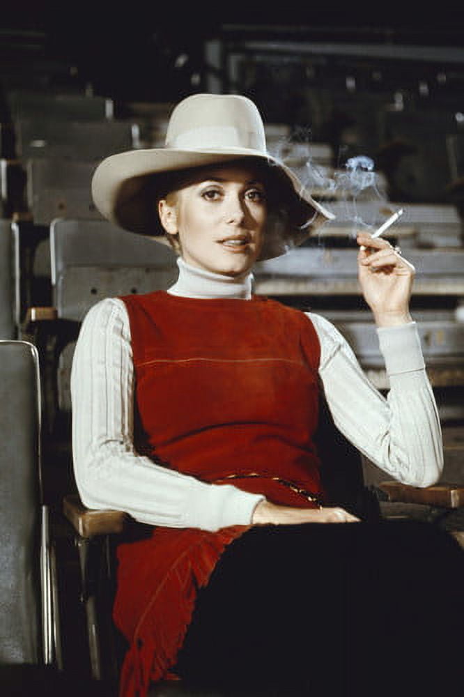 catherine deneuve cigarettes Catherine Deneuve, cigarette in hand, at the Cinema For Peace gala at the 52nd Berlin International Film Festival Franziska Krug, 2002 # CatherineDeneuve #Deneuve #Berlinale #Fumer #HappyNewYear Petit journal" : Canal+ mise