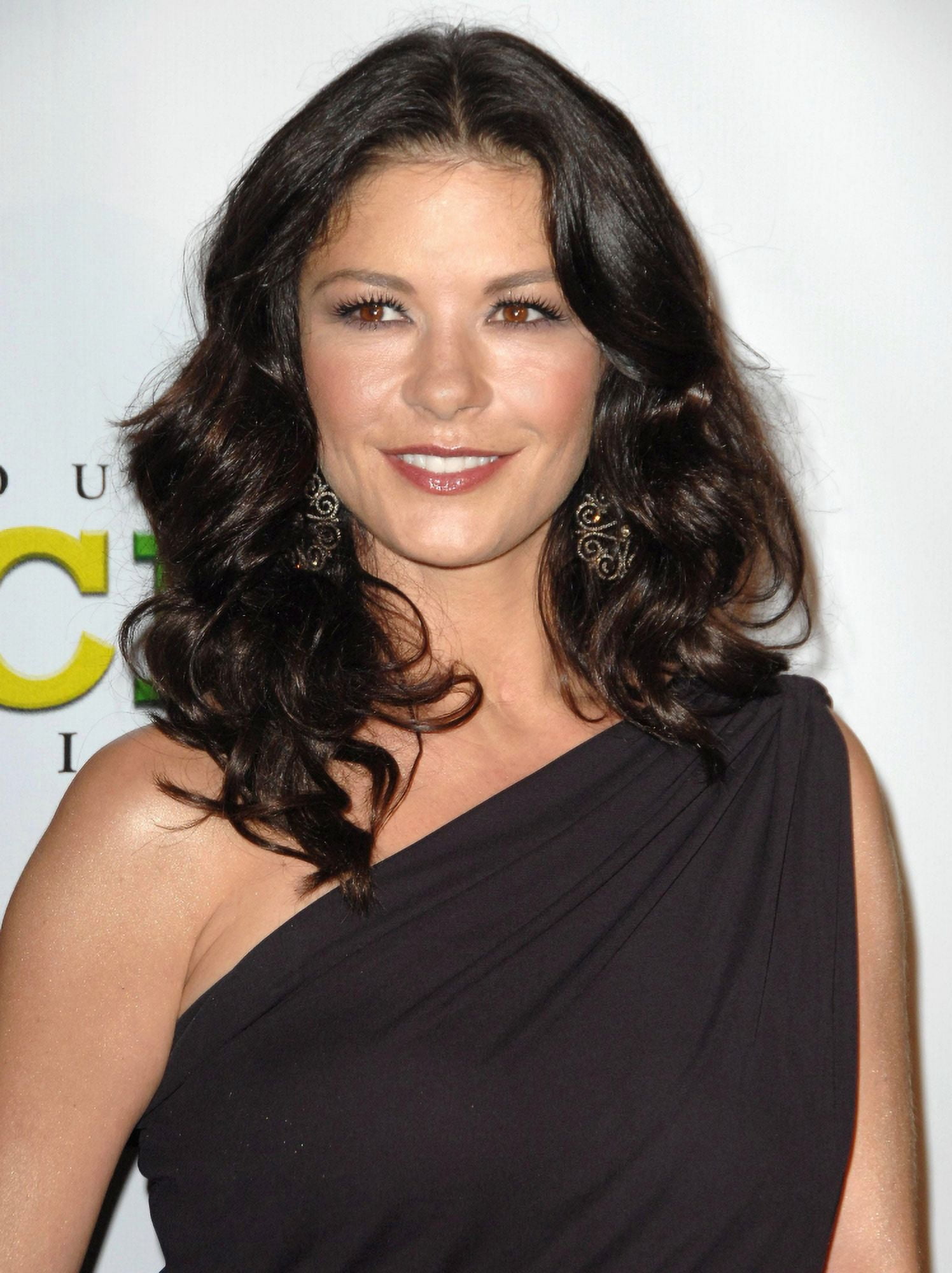 Catherine Zeta-Jones At Arrivals For 2009 Pga Producers Guild Awards Canvas Art - (16 x 20)