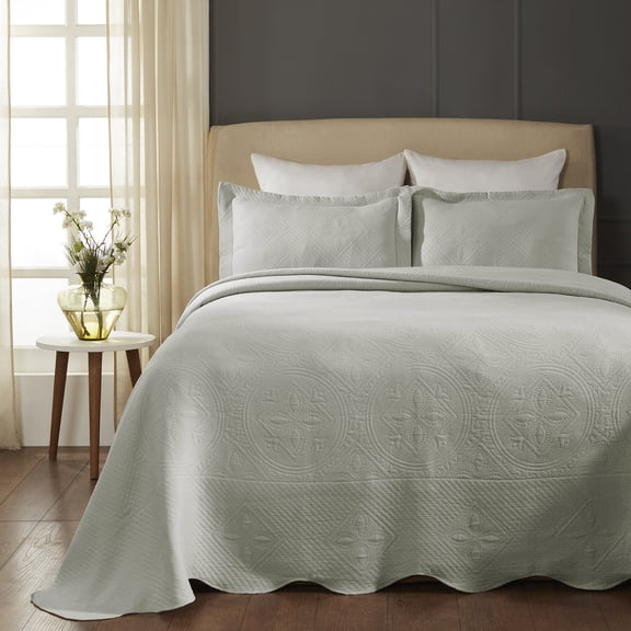 Celtic Circles 100% Cotton Jacquard MatelassÃÂ© Scalloped Bedspread Set Platinum / Full