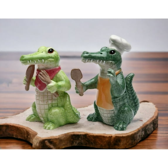 Ceramic Alligator Chef Salt and Pepper Shakers Mom Dad