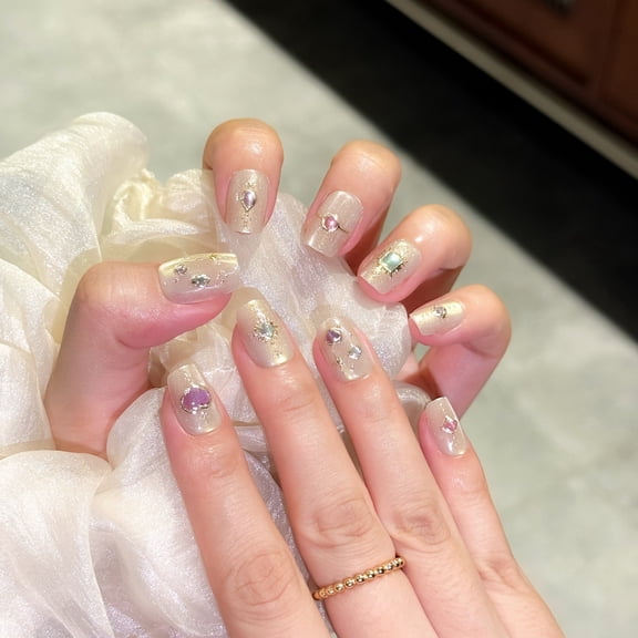 Champagne-colored gemstone atmosphere, wearing nail crystal, cat's eye temperament, gentle gilded fine glitter, nail patches, fake nails
