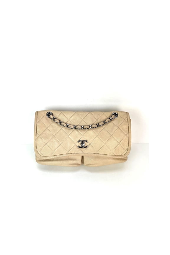 Pre-Owned Chanel Grained leather Medium Natural Beauty Beige Flap Bag