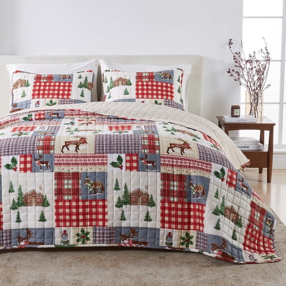 Christmas Quilt Set - Lightweight, Soft, Seasonal - 3-Piece Reversible Holiday Bedding Set (King / California King, Cozy Maple)