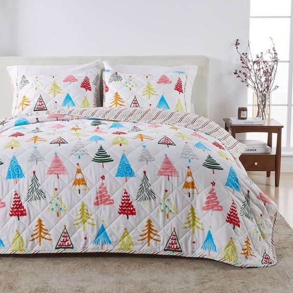 Christmas Quilt Set - Lightweight, Soft, Seasonal - 3-Piece Reversible Holiday Bedding Set (Twin / Twin XL, Happy Hillside)