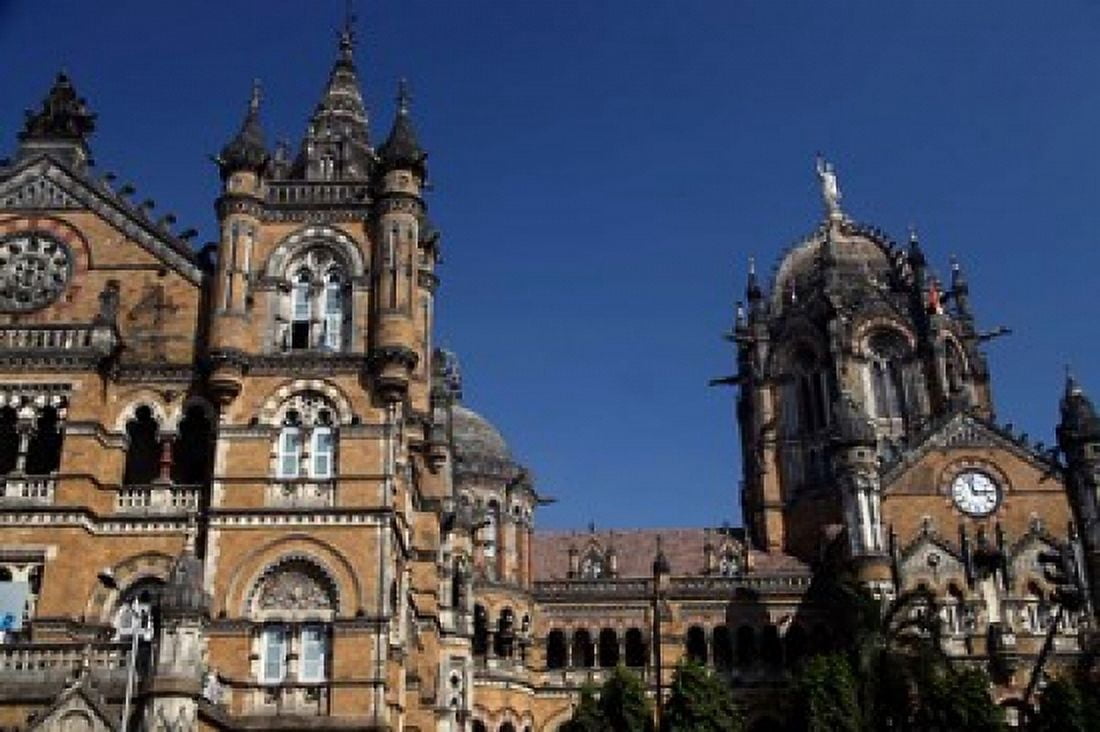 Chhatrapati Shivaji (Victoria) Terminus Mumbai India Canvas Art - Kymri Wilt DanitaDelimont (29 x 19)
