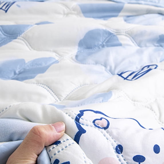 ChicYu Ice Silk Summer Air Conditioning Quilt King Size,Coolings Bedding for Hot Nights,Quilt with Soft Texture,Machine Washable Lightweight Comforter for Adults Couples