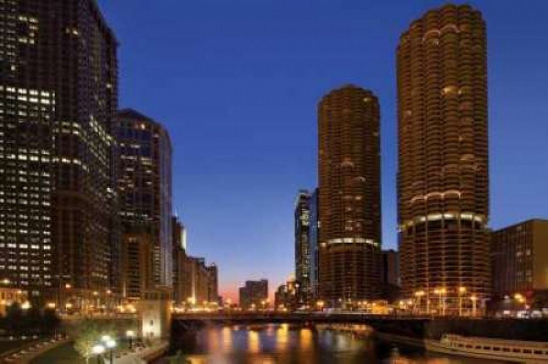 Chicago River Dusk I Canvas Art - Larry Malvin (12 x 18)
