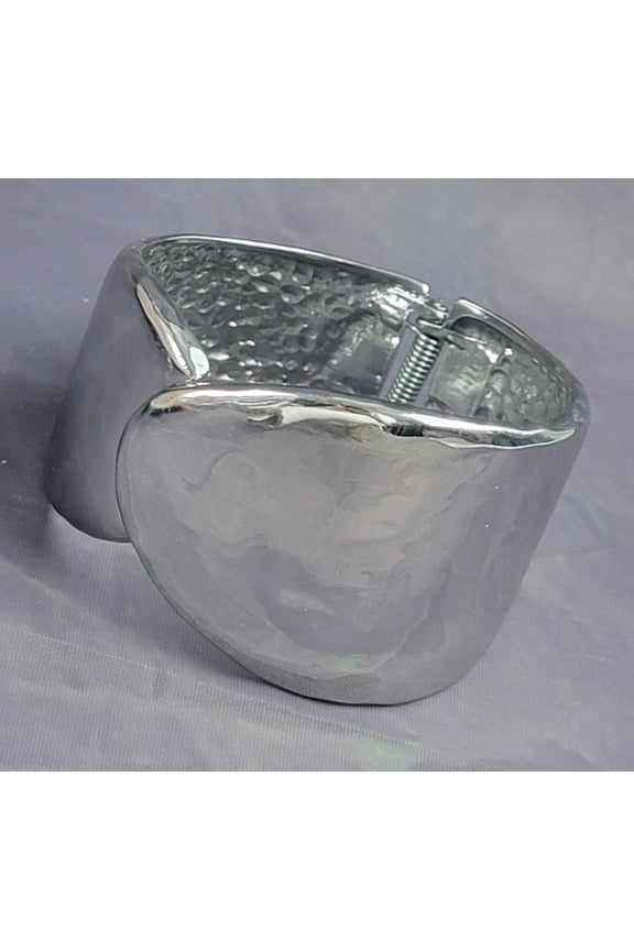 Chicos Ice Shiny Wide Round Hammered Clamp Hinged Bracelet Womens Ladies Jewelry