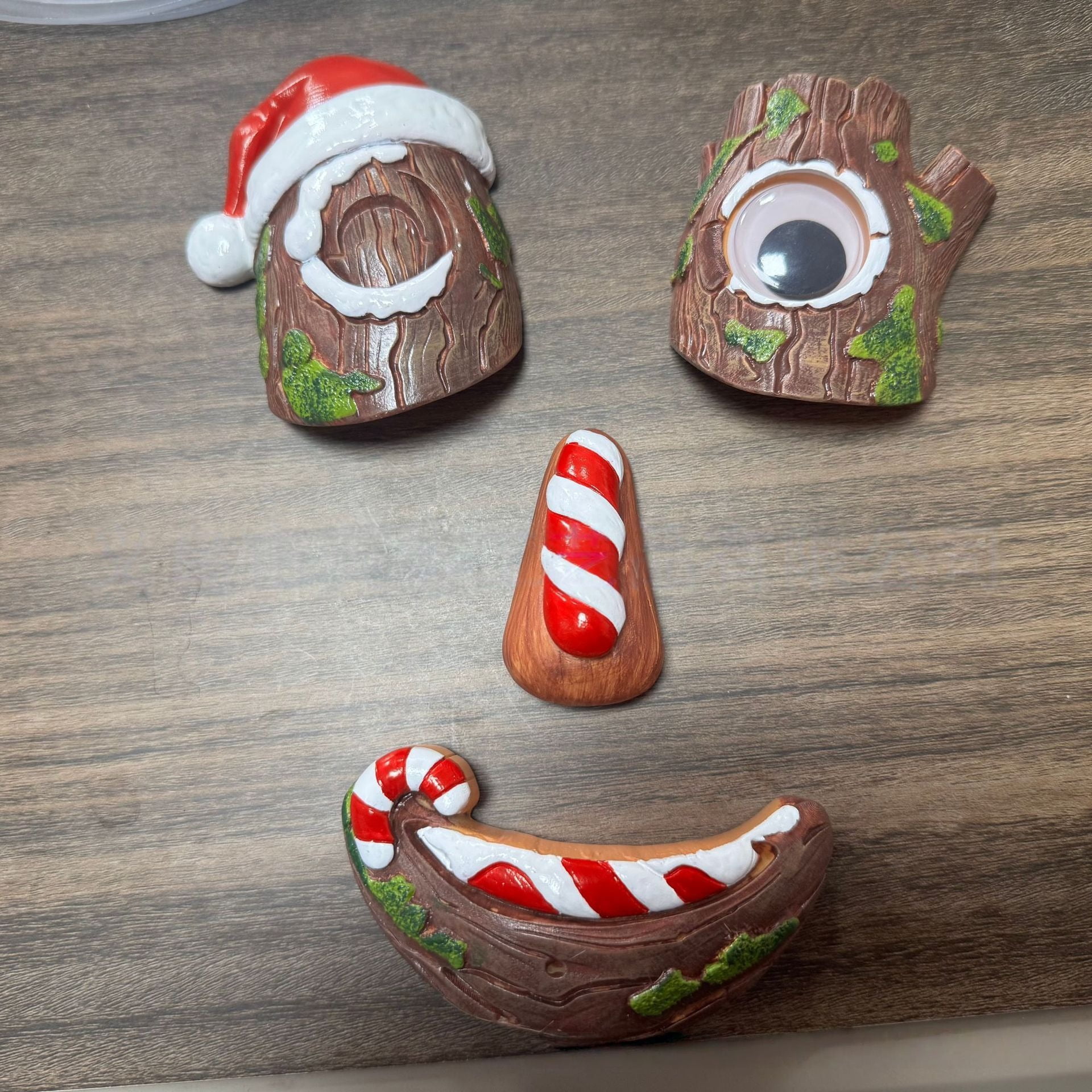 Tree Trunk Hat Christmas Tree Face Decorations Set of 4, Resin Tree Trunk Faces with ...