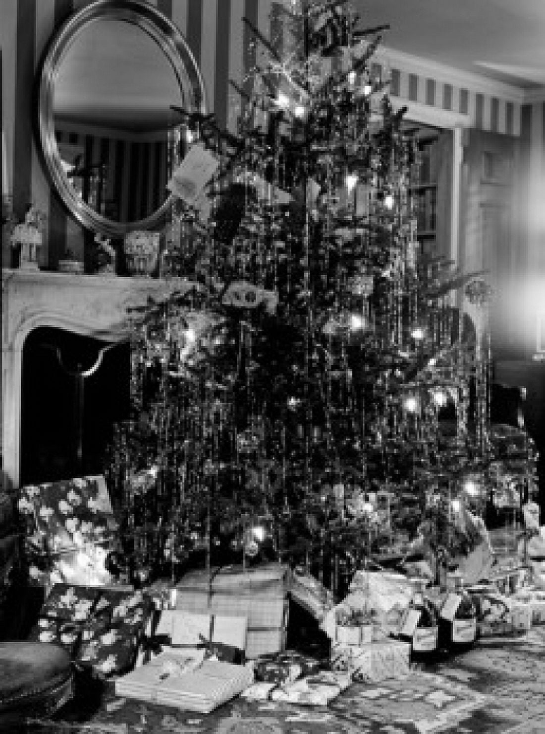 Christmas tree with presents Canvas Art - (24 x 36)