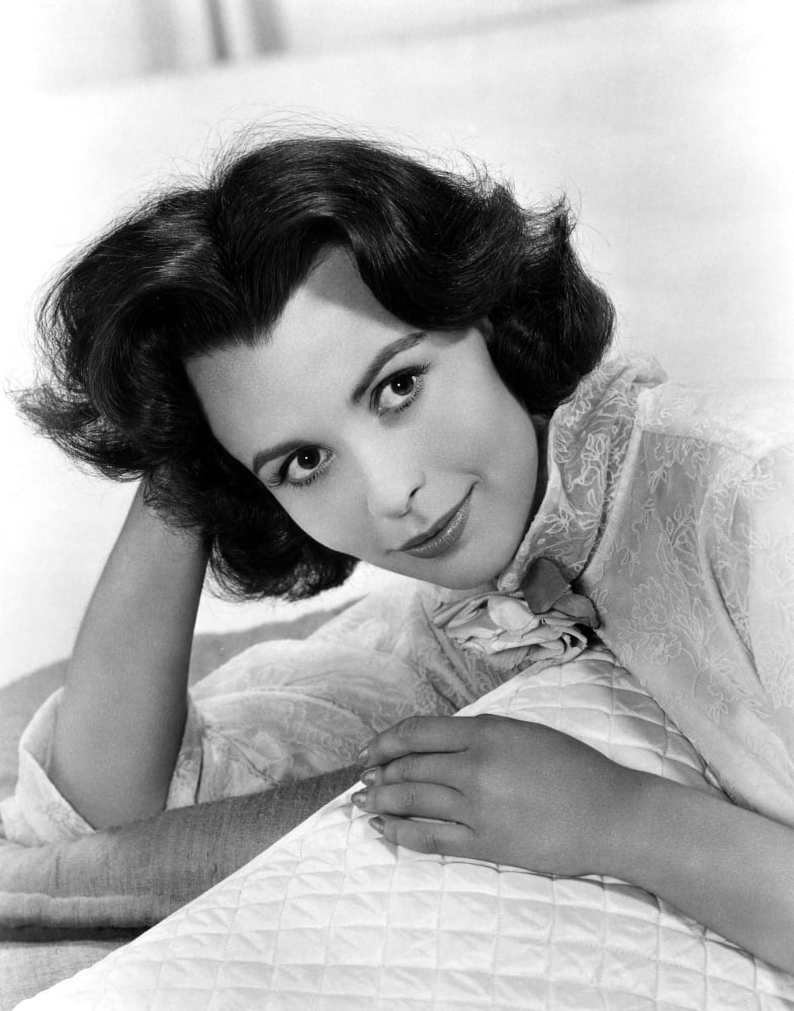 Claire Bloom Canvas Art - (16 x 20)