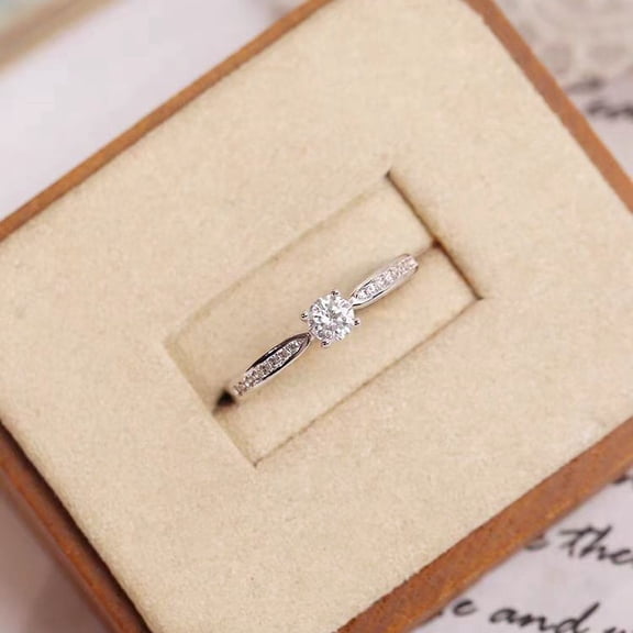 Classic four-prong moissanite ring for women, S925 sterling silver, starry wedding ring