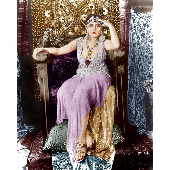 Cleopatra Theda Bara 1917.  �Fox Film Corporation. Tm & Copyright/Courtesy Everett Collection Photo Print (8 x 10)