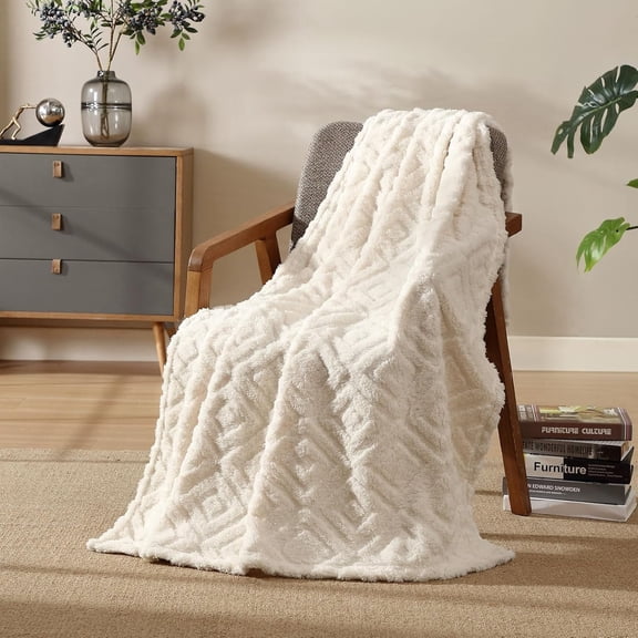 ClevaHome Super Soft Diamond Pattern Throw Blanket - Ultra Cozy Warmth, Plush Fleece for All Seasons, Decorative and Comfortable, 50x60 inches