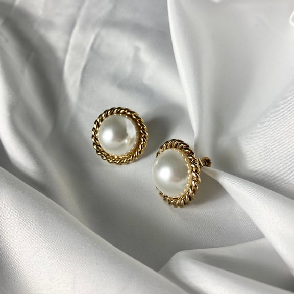 [Clip on] Classic Gold Rim Big Pearl Clip on earrings