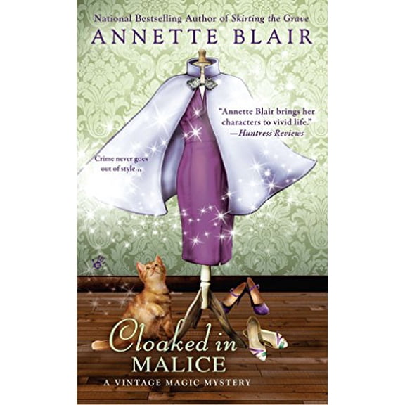Pre-Owned Cloaked in Malice (A Vintage Magic Mystery) (Unknown) 0425251438 9780425251430
