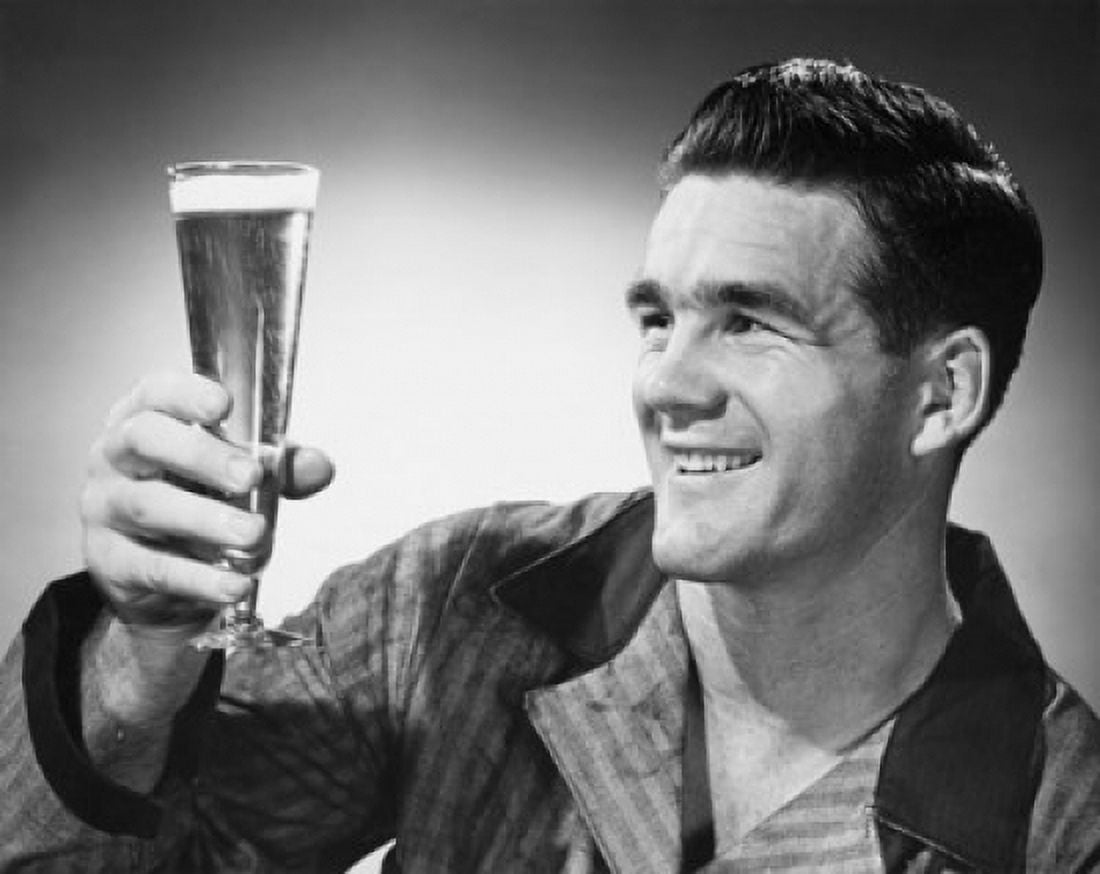 Close-up of a mid adult man holding a glass of beer Canvas Art - (18 x 24)