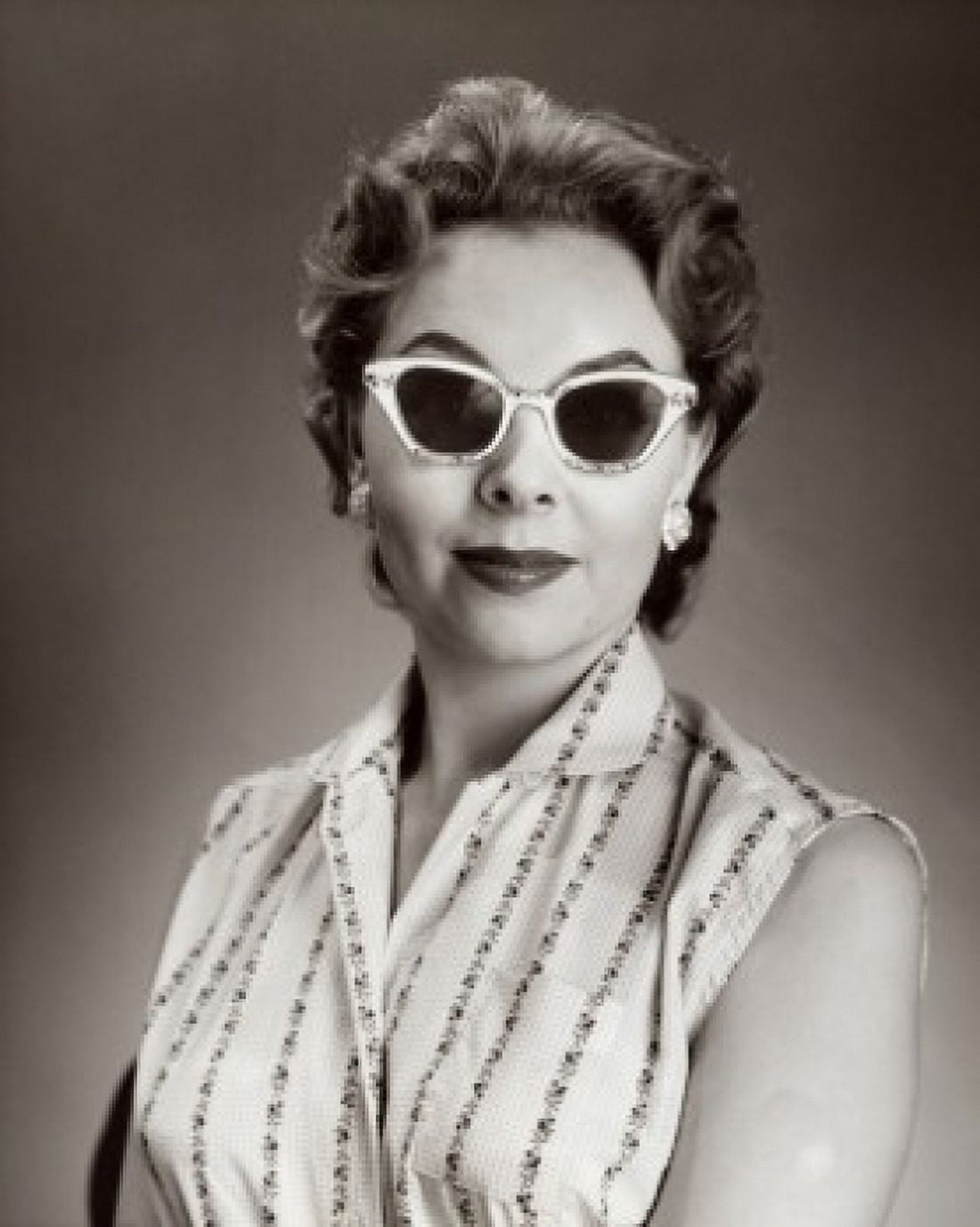 Close-up of a young woman wearing sunglasses Canvas Art - (18 x 24)