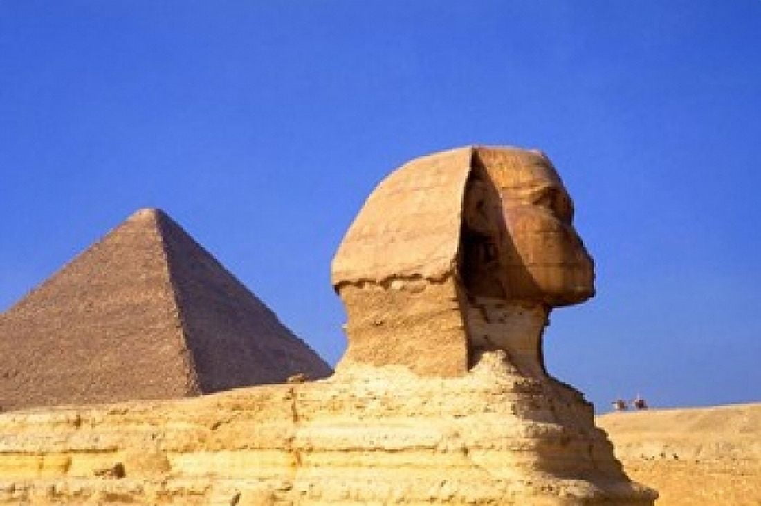 Close-up of the Sphinx and Pyramids of Giza Egypt Canvas Art - Bill Bachmann DanitaDelimont (18 x 12)