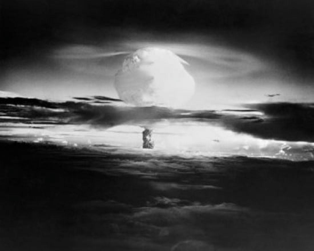 Cloud formed by an atomic bomb explosion Marshall Islands 1952 Canvas Art - (24 x 36)