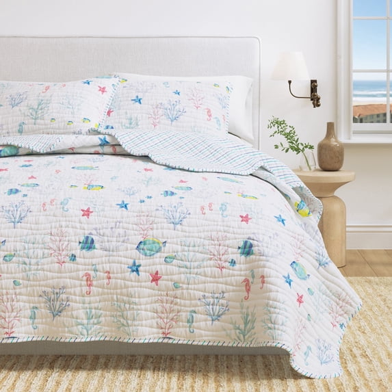 Coastal Quilt Set - Lightweight, Soft, All-Season - 3-Piece Reversible Coral Bedding Set (Full / Queen, Colorful Seascapes)