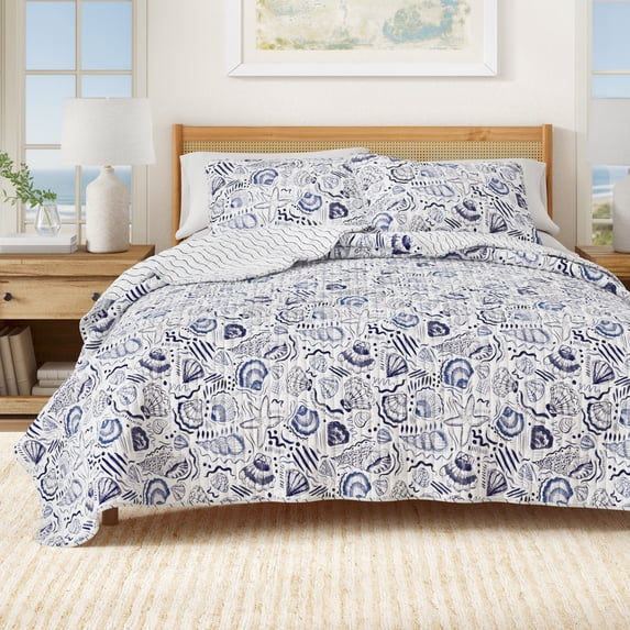 Coastal Quilt Set - Lightweight, Soft, All-Season - 2-Piece Reversible Seashell Bedding Set (Twin / Twin XL, Scattered Shells)