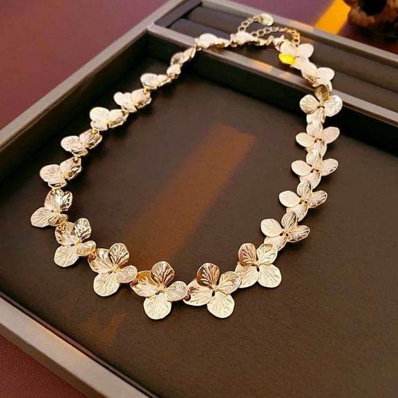 Cold style metal splicing flower necklace with retro design and temperament, collarbone chain, European and American accessories Necklaces