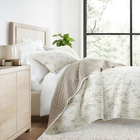 Ultra Soft Lightweight Quilt Sets in Watercolor Leaves Latte for King/Cal-King Bedding by Comfort Canopy
