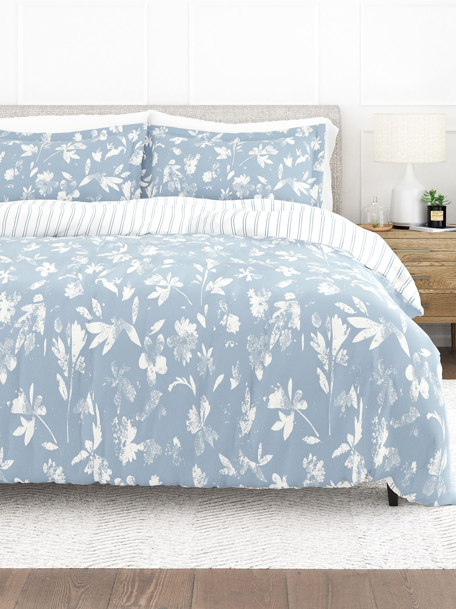 Light Blue and White Floral Pattern Reversible Queen Duvet Cover Set