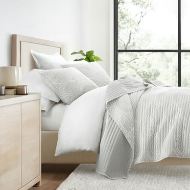 Ultra Soft Lightweight Quilt Sets in Scalloped Light Gray for Full/Queen Bedding by Comfort Canopy