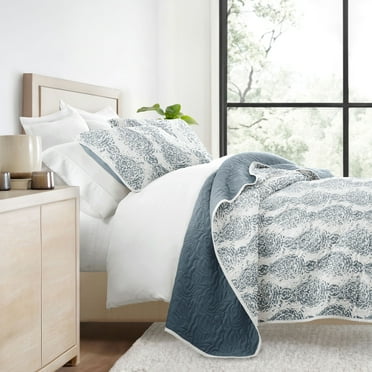 Ultra Soft Lightweight Quilt Sets in Classic Damask Dusk Blue for King/Cal-King Bedding by Comfort Canopy