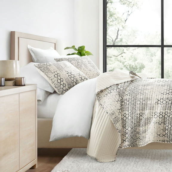 Ultra Soft Lightweight Quilt Sets in Aztec Southwestern Light Gray for King/Cal-King Bedding by Comfort Canopy