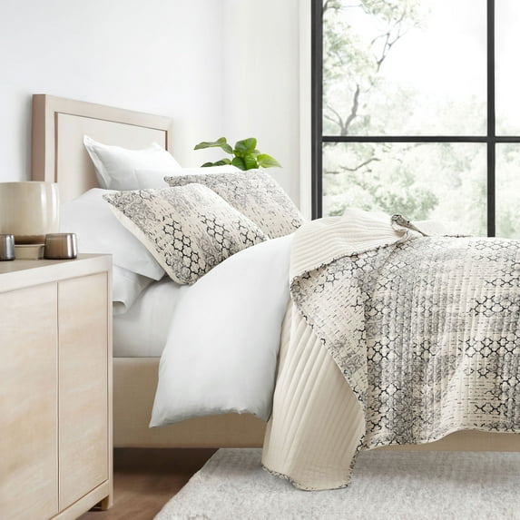 Ultra Soft Lightweight Quilt Sets in Aztec Southwestern Light Gray for Twin/TwinXL Bedding by Comfort Canopy