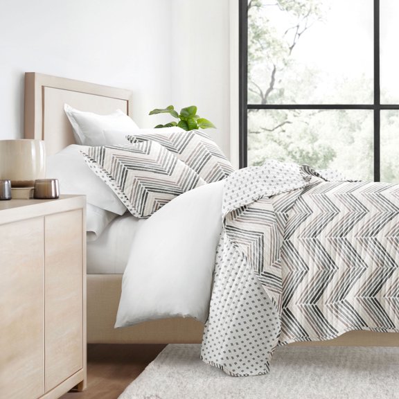 Ultra Soft Lightweight Quilt Sets in Painted Chevron Light Gray for Twin/TwinXL Bedding by Comfort Canopy