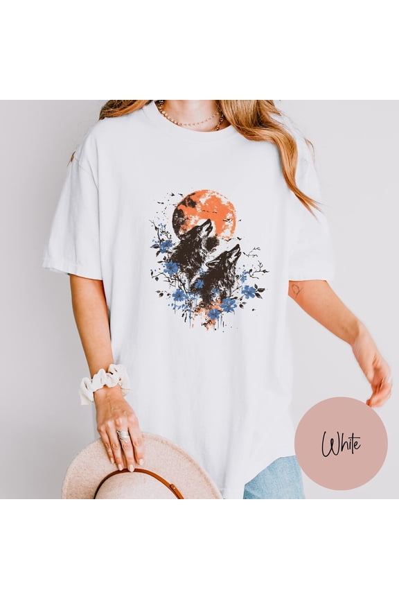 Comfort Colors Howling Wolf T-Shirt, Vintage Floral Wolf Tee, Retro Streetwear Top for Nature Lovers