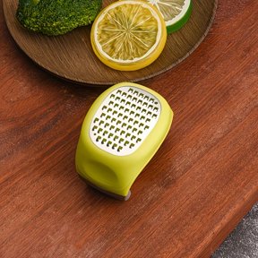 Compact Manual Grinder for Ginger and Garlic - Essential Kitchen Tool for Effortless Shredding