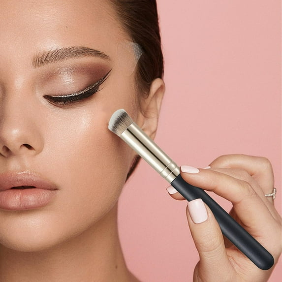 Concealer Brush under Eye - Soft Bristles for Easy Natural Makeup Application, Ergonomic Handle for Precise Control, Ideal for Eyes & Contouring, 1 Brush