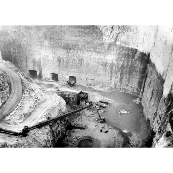 Construction Of The World'S Largest Atomic Bomb Shelter History (24 x 18)