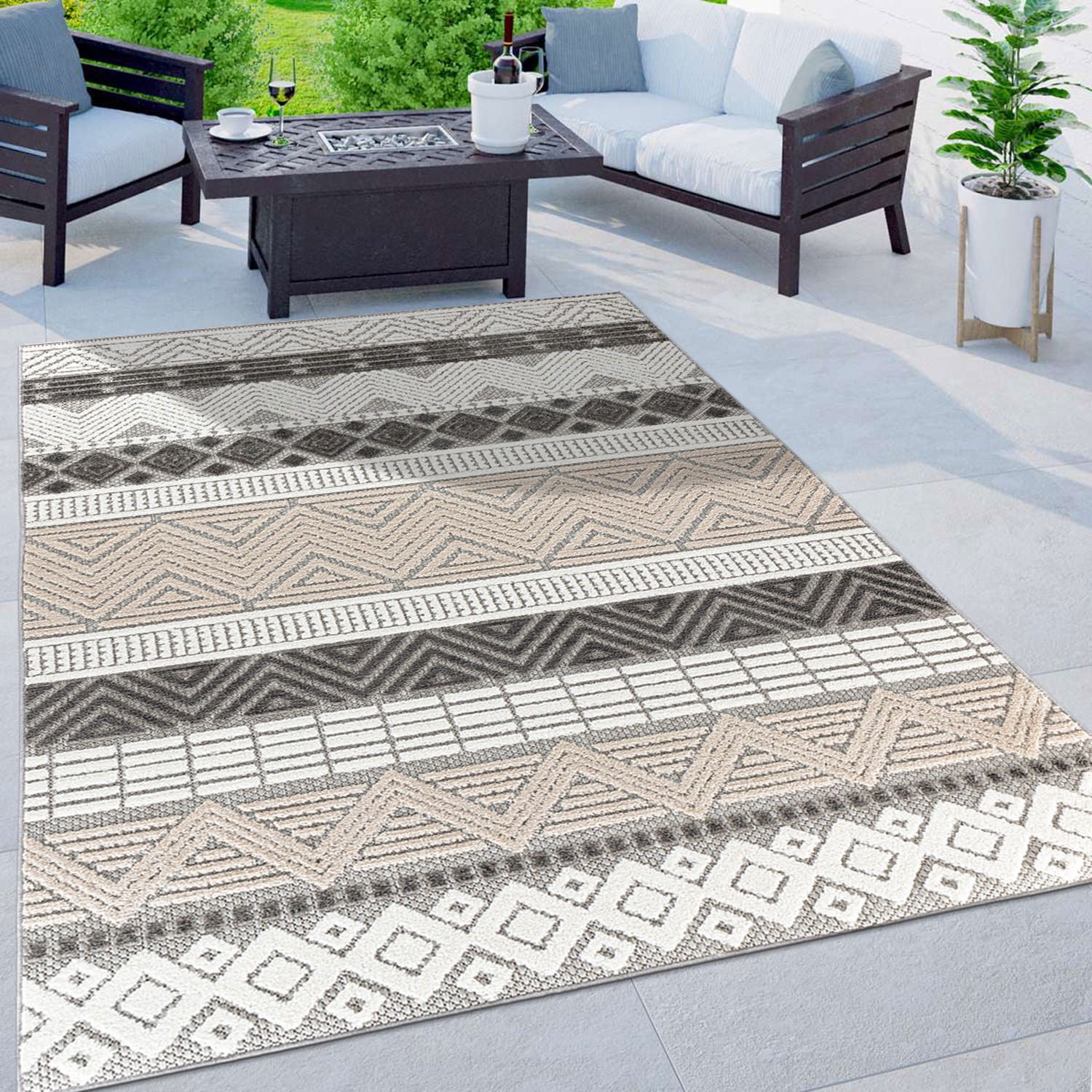 Gray Geometric 5' x 7' Indoor/Outdoor Area Rug