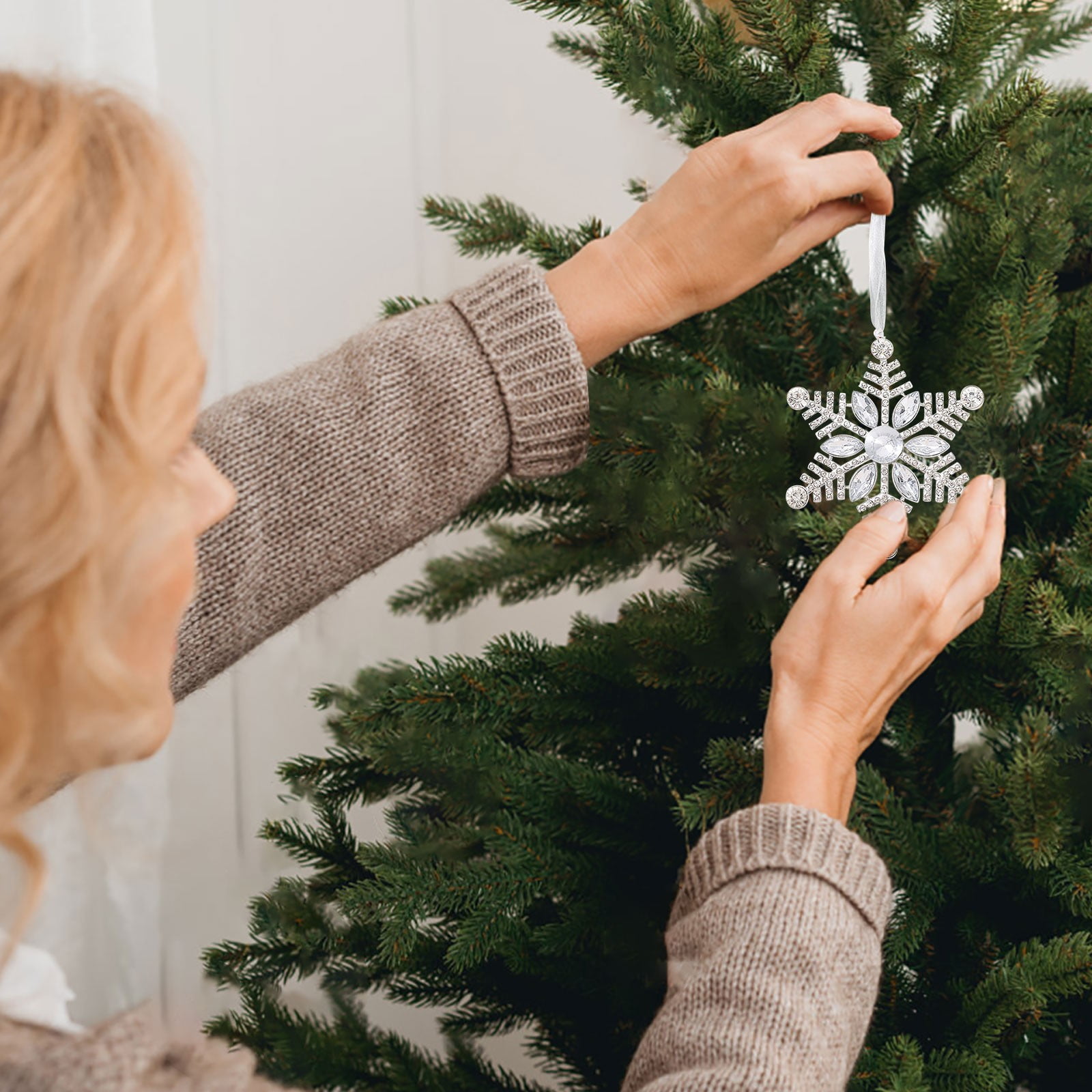 Contemporary Decor Snowflake Pendant Christmas Decor Metal Trim White